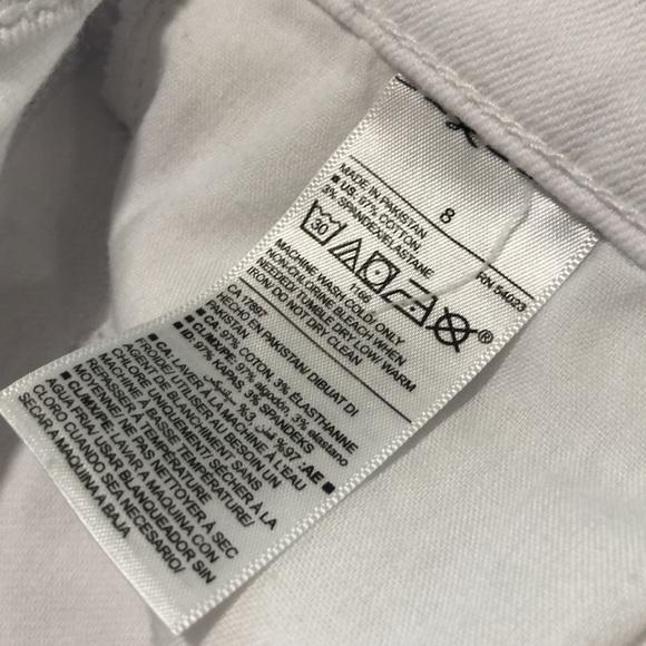 OLD NAVY BOYFRIEND BUTTON FLY WHITE CUT OFF JEAN SHORTS SIZE 8 - Picture 5 of 8